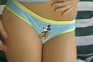 Sweet Petite en bragas de Mickey Mouse